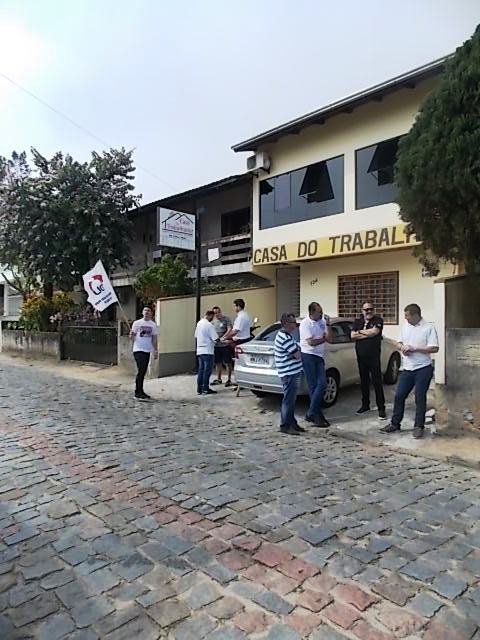 Trabalhadores de Tijucas e Região aprovaram estado de greve e realizam manifestação pública